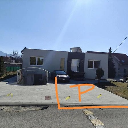 Slnecny Apartmanovy Dom Oslany Luaran gambar