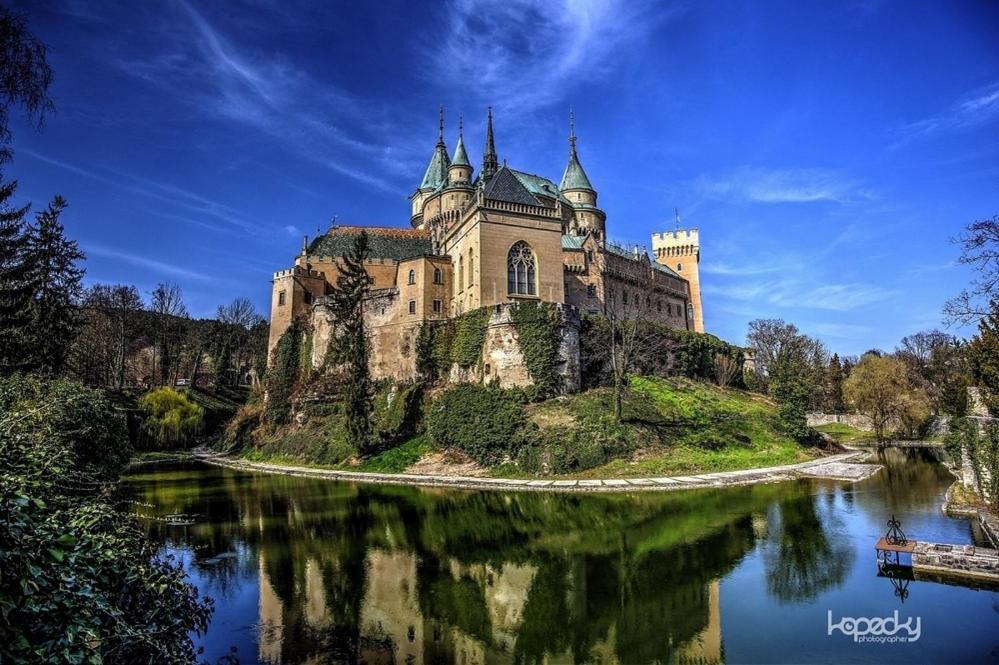 Slnecny Apartmanovy Dom Oslany Luaran gambar